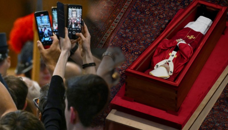 20 bin kişilik saygısızlık: Papa’nın cansız bedeniyle fotoğraf çektiler!