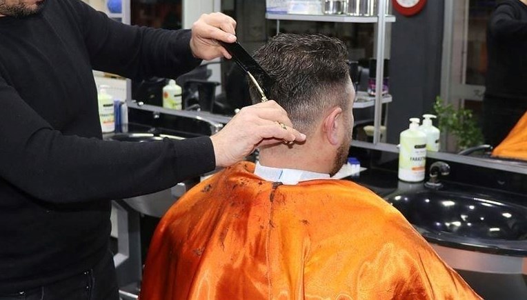 İngiltere’de berberlere baskın: Yüzlerce dükkan kara para aklamakla suçlanıyor