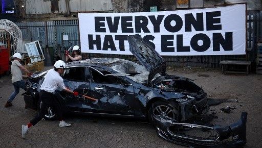 Londra’da sanat projesi: Musk’a öfkelerini Tesla aracı parçalayarak çıkardılar