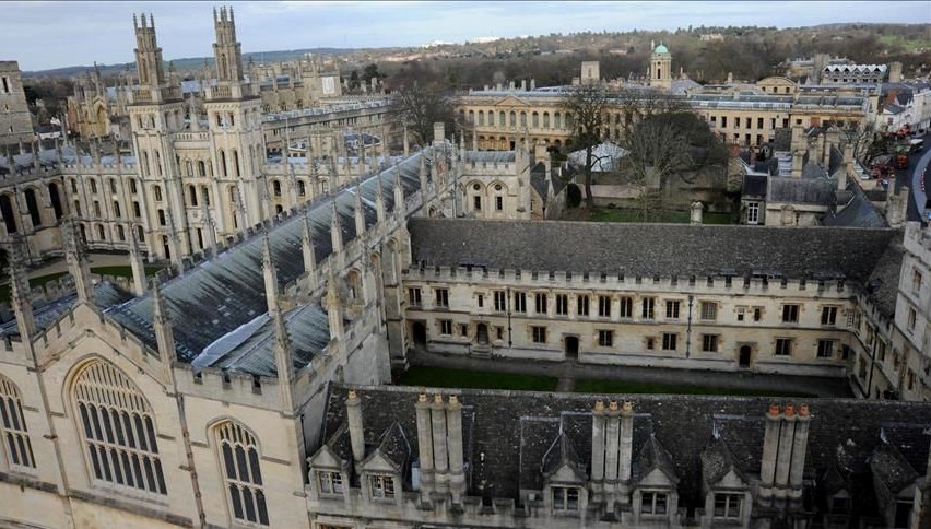Oxford’da insan kafatasından yapılmış kapta içecek servis edilmiş