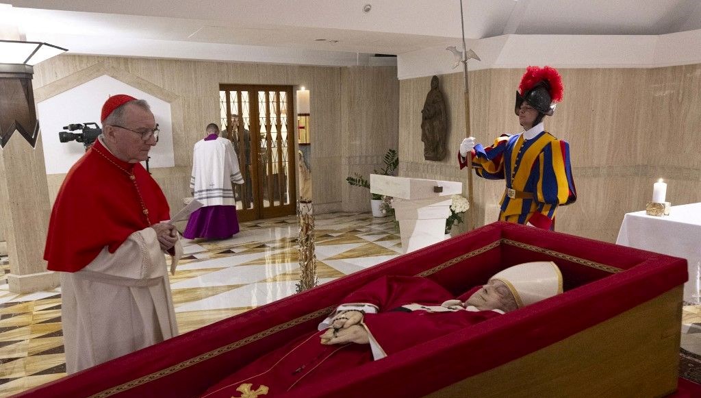 Papa’nın tabuttaki fotoğrafları yayınlandı