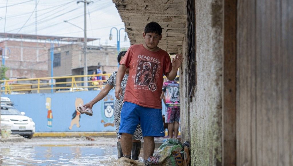 Peru’daki selde sağlık merkezini su bastı: Doktorlar hizmet vermeye devam etti