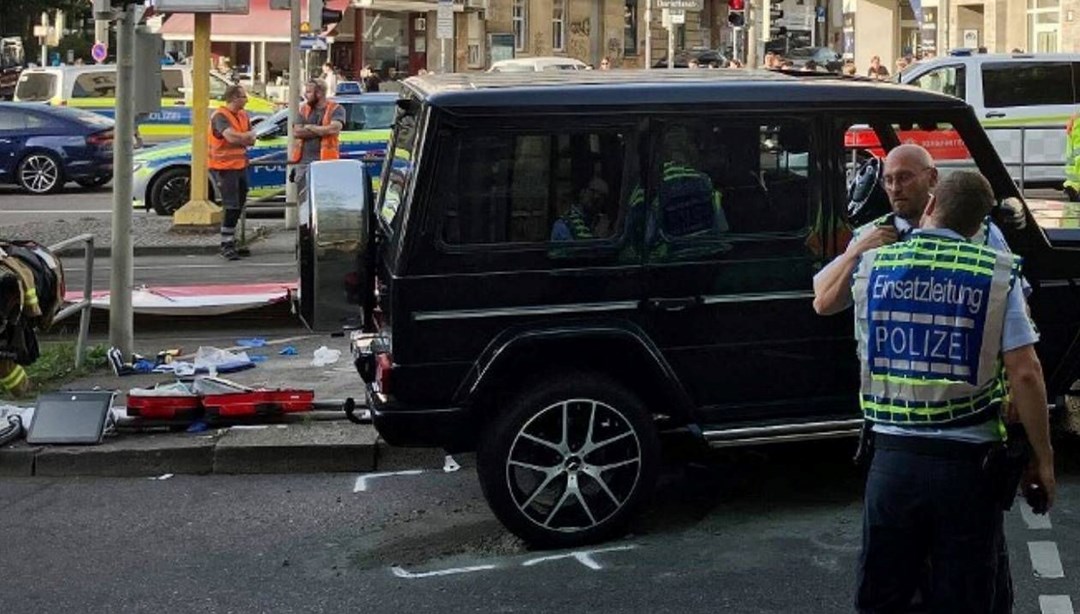 Almanya’nın Stuttgart kentinde bir araç kalabalığın arasına daldı