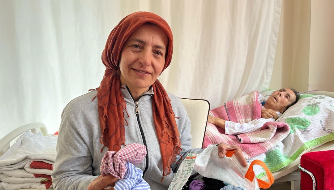 Alzheimer hastası annesine bakmak için dikmeye başladı: Siparişlere yetişemiyor