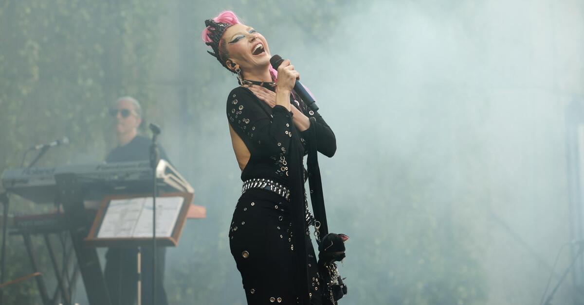 Cuma İş Çıkışı’nda Hande Yener sahnedeydi