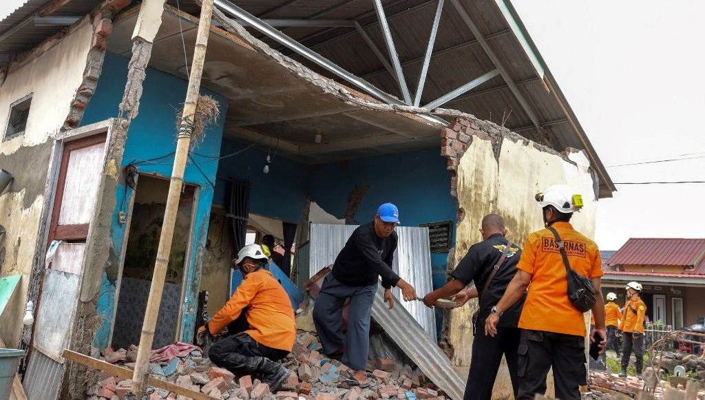 Endonezya’da 5,7 büyüklüğünde deprem: 8 ev çöktü