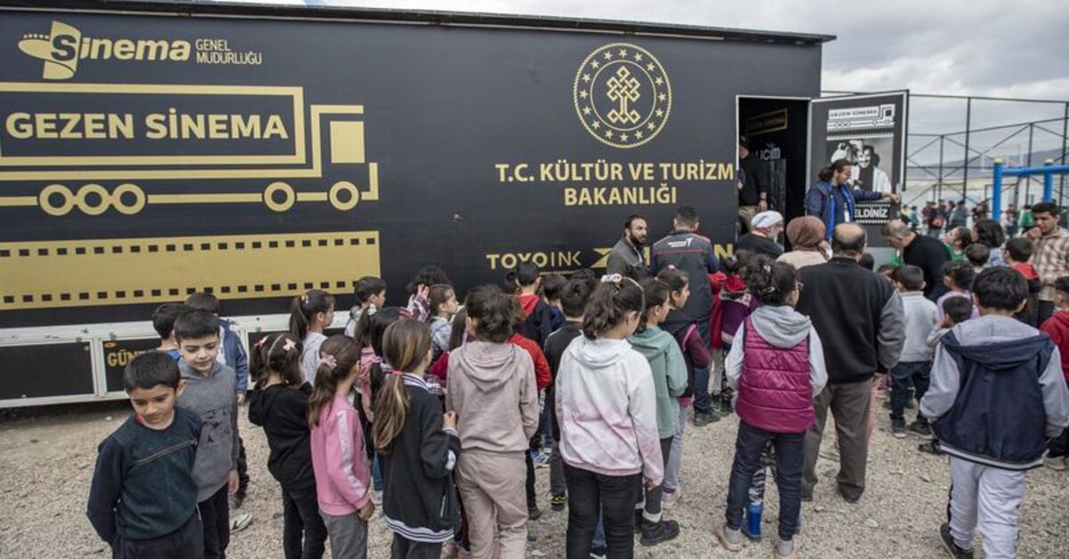 Gezen Sinema TIR’ı Elazığ’da çocuklarla buluştu