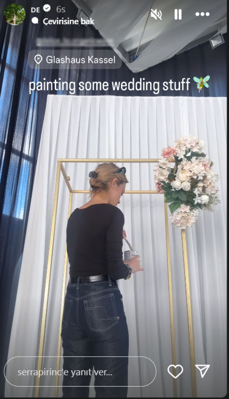 Göğüslerinin alçısını çıkarttı