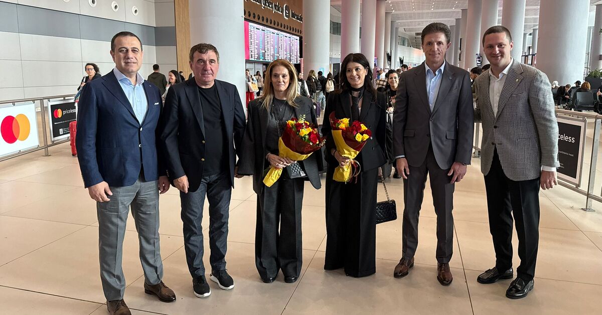 Hagi ile Popescu çiçeklerle karşılandı