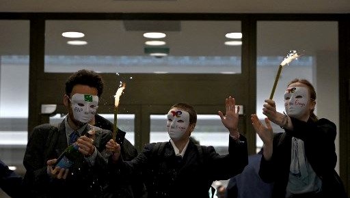İklim eylemcilerinden banka binasında protesto: Lobiyi işgal ettiler