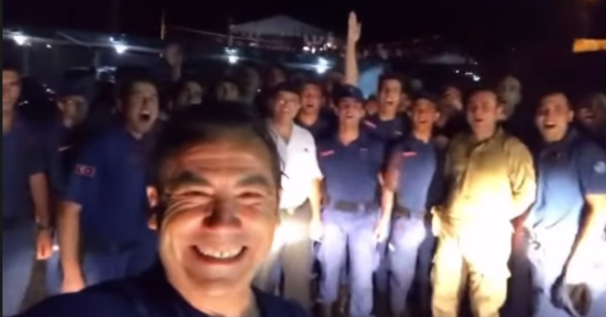 Jandarmayla birlikte marş söyledi