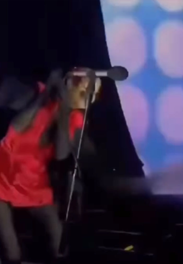 Konserde su şişesi fırlatıldı
