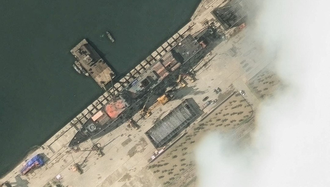 Kuzey Kore’de savaş gemisi suya indirilirken kızağından düştü