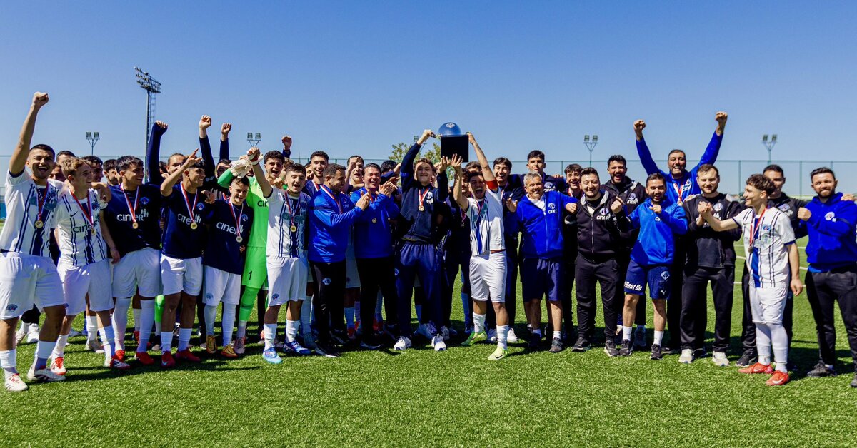 Şampiyon Kasımpaşa U17, kupasını kaldırdı!