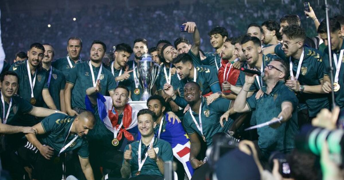 Şampiyon Kocaelispor kupasını kaldırdı!
