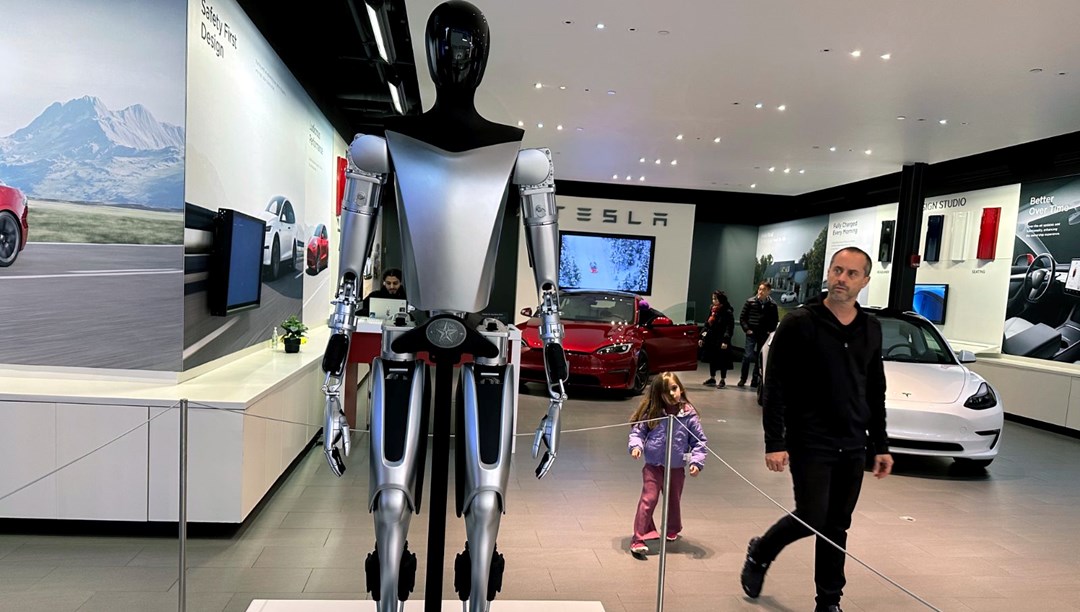 Tesla’nın robotu artık ev işlerine yardım ediyor: Ütü, yemek, temizlik…