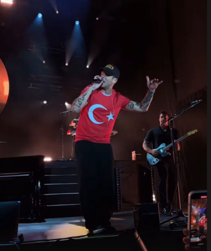 Türk bayraklı tişörtle sahneye çıktı