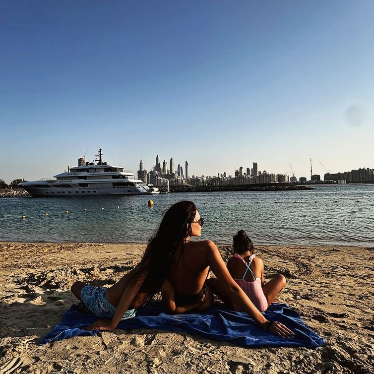 Ünlü çift ailece Dubai tatilinde