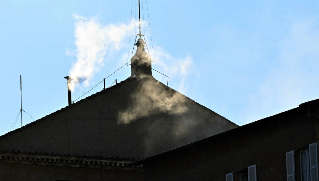 Vatikan’da beyaz duman: Yeni Papa seçildi