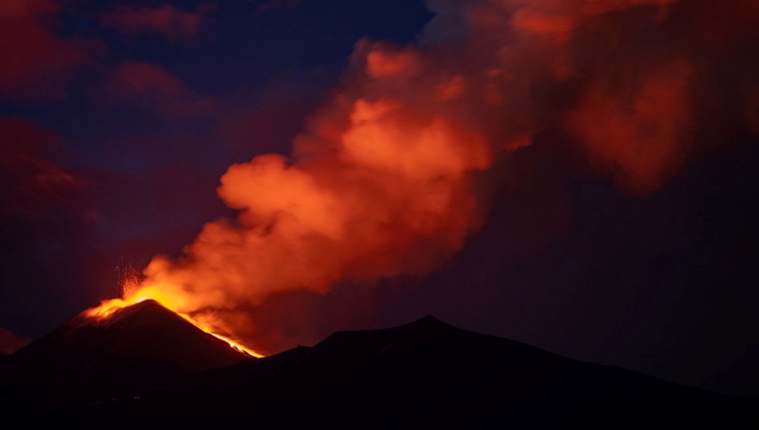 Volkanlar art arda patlıyor: Önce Kanlaon sonra Etna