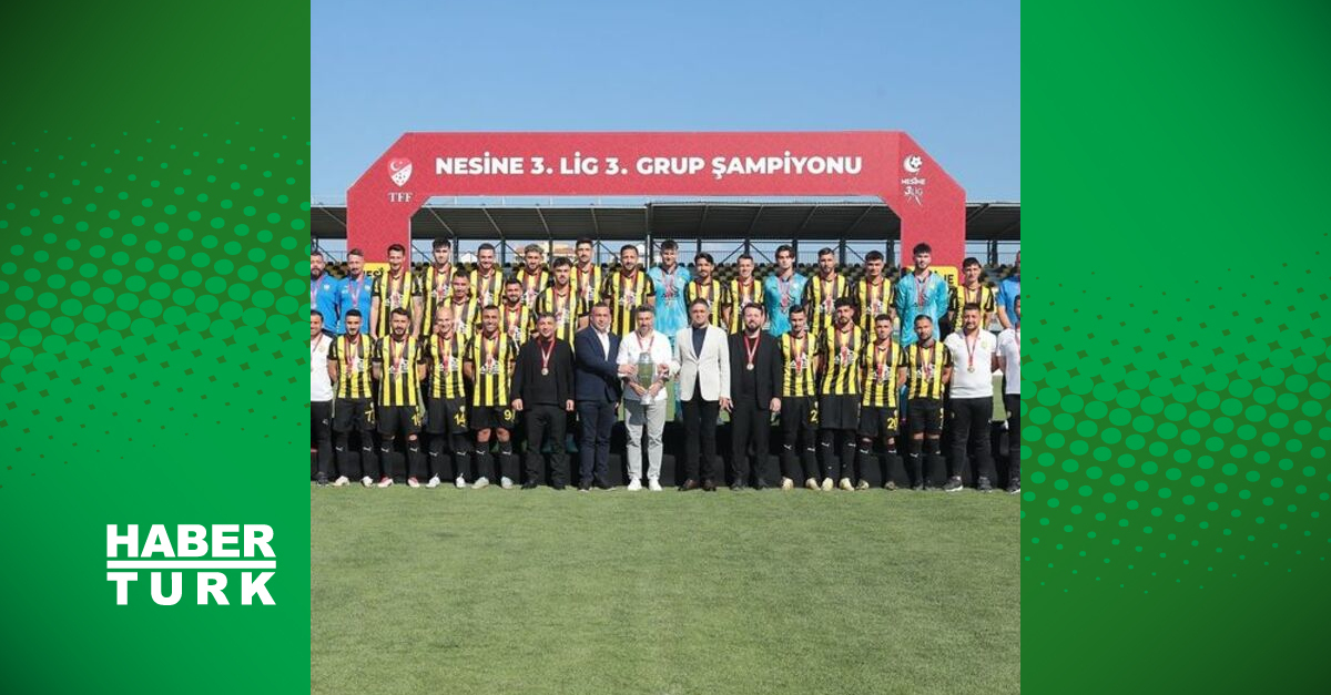 Yenilgisiz şampiyon Aliağa FK, kupayı kaldırdı!