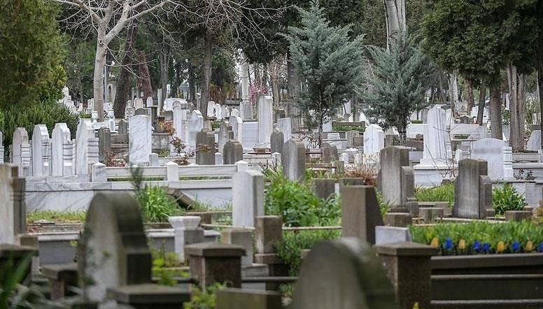 Adetliyken mezarlığa gidilir mi? Regl olan kadın kabir ziyareti yapabilir mi?