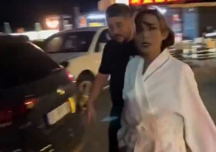 Bornozla otomobil kullandı