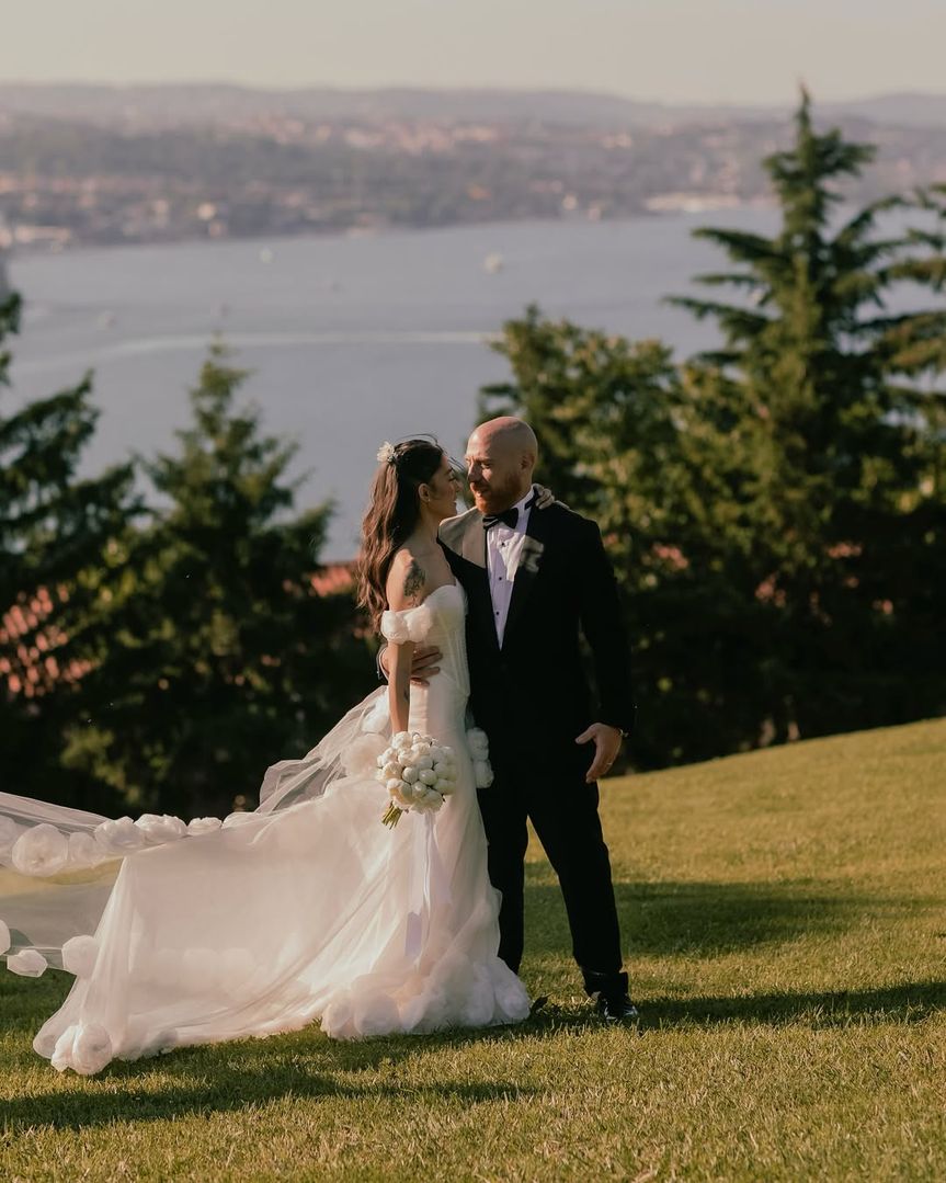 Düğün fotoğraflarını yayımladı