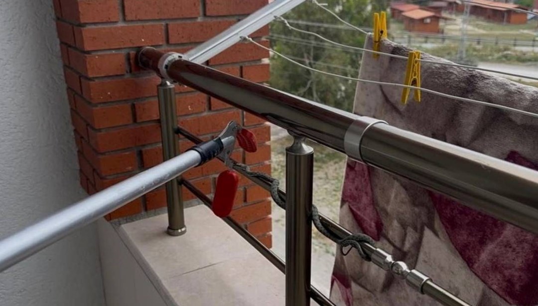 Evin balkonuna çıkan yılan ekipleri harekete geçirdi