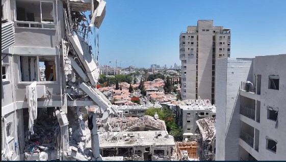 İran füzeleriyle vurulan Bat Yam kenti drone’la görüntülendi
