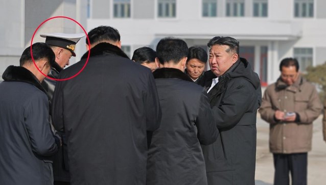 Kuzey Koreli komutana akılalmaz ceza: Fotoğraflardan silindi!