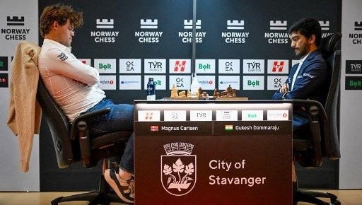Satranç 1 numarası Carlsen’den yenilgi tepkisi: Yumruğunu masaya vurdu