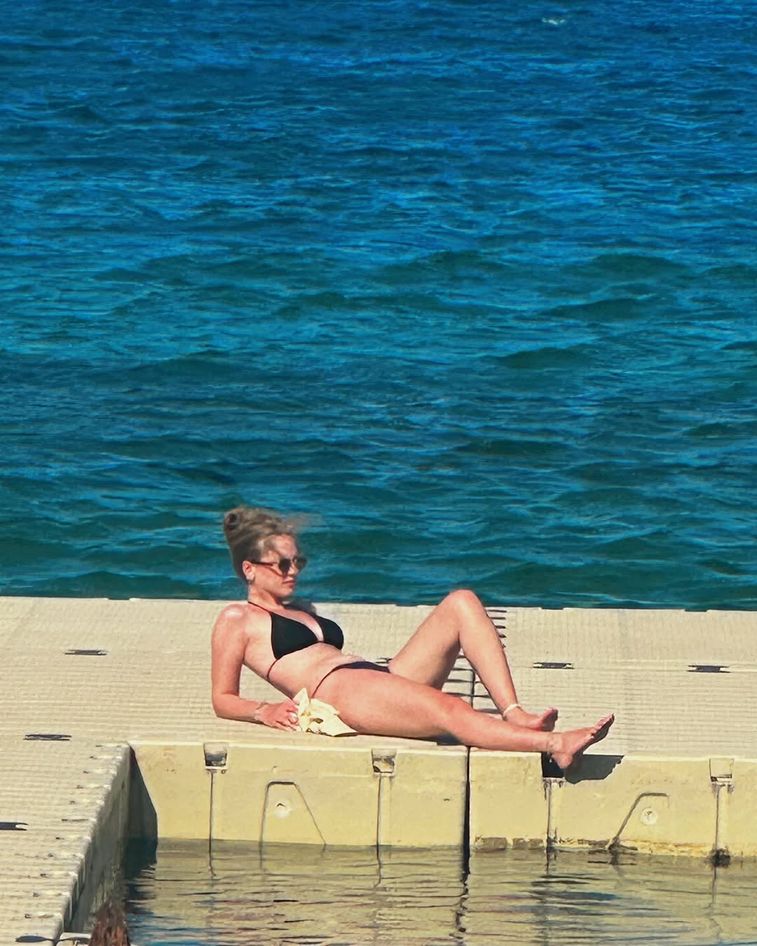 Tatil pozlarıyla dikkat çekti