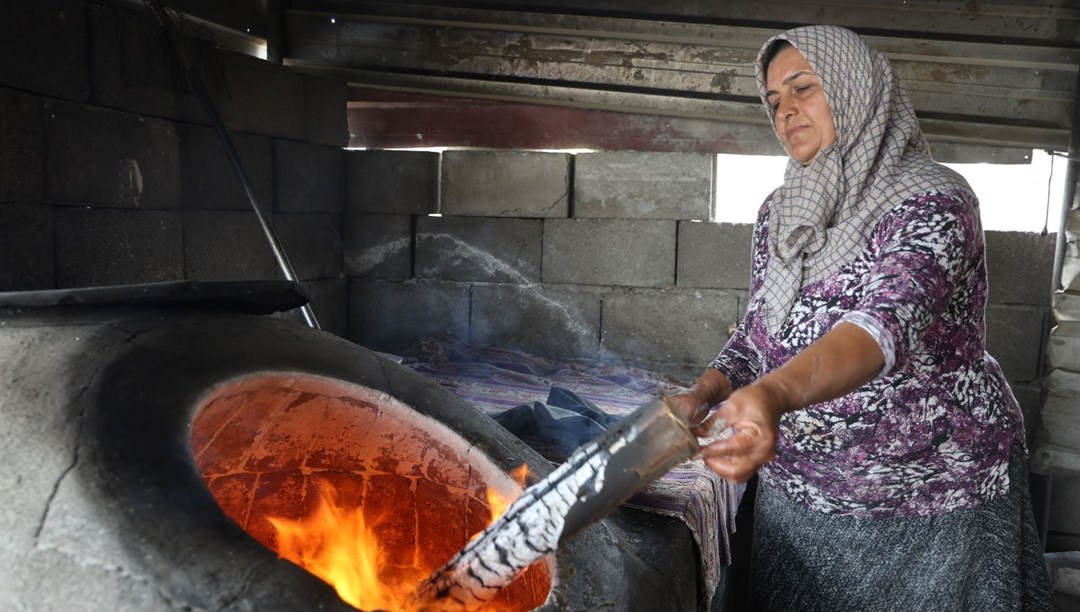 45 derece havada zorlu mesai: Alevlerin başında ekmek parası kazanıyorlar