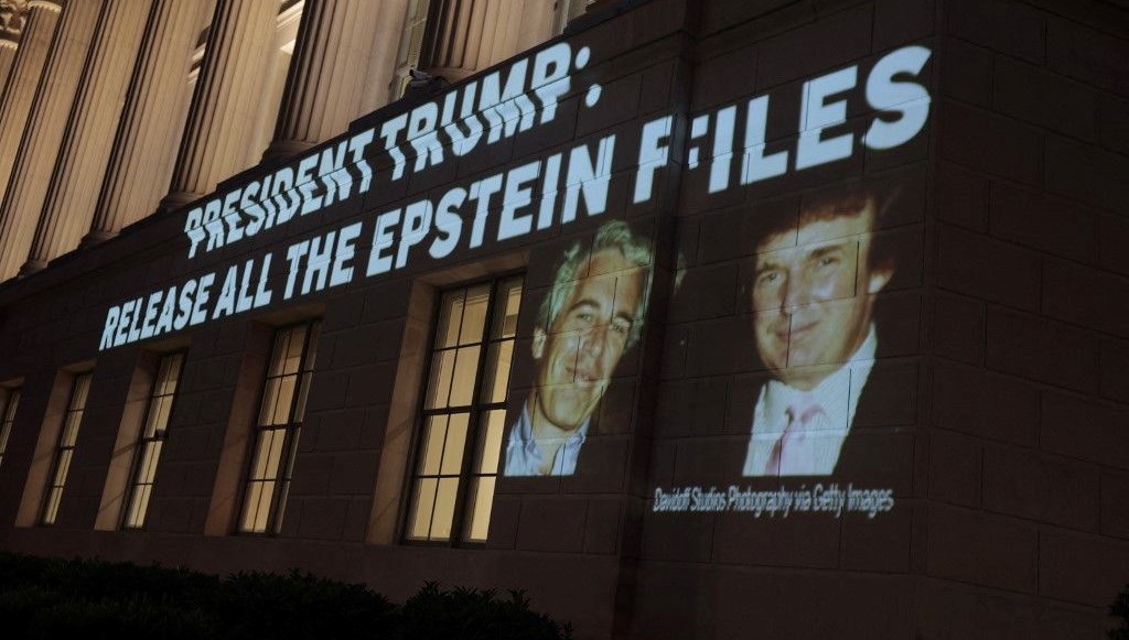 Epstein’in ofisinde Trump’la “rahatsız edici” karşılaşma: “O senin için burada değil”
