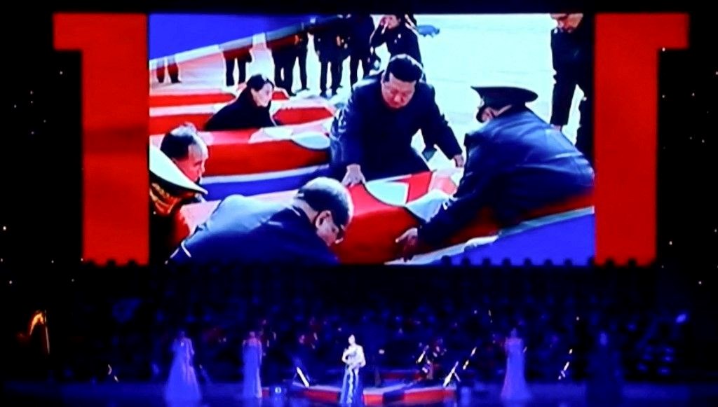 Kim Jong Un’dan savaşta ölen askerlere veda: Tabutlarına sarıldı