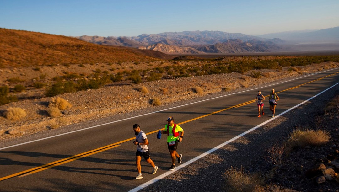 Ölüm Vadisi’nde “dünyanın en zor” maratonunu koşarak rekor kırdı