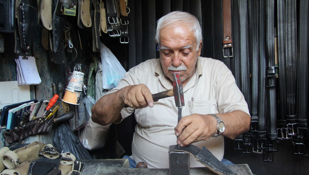 60 yıldır baba mesleğini yaşatıyor: Sığır derisinden kılıflar yapıyor