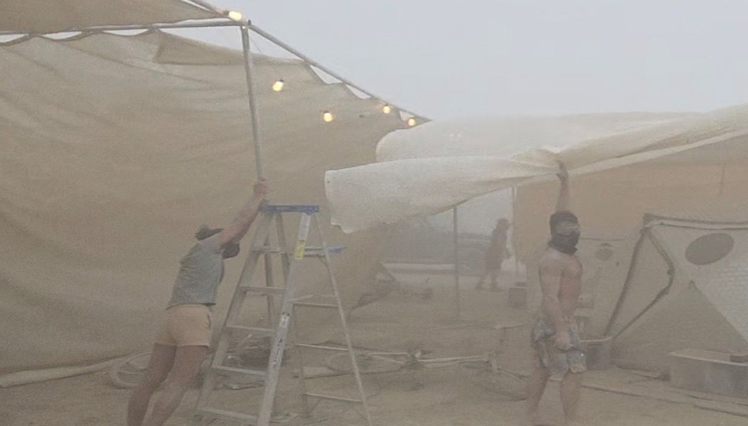 Burning Man’e kum fırtınası darbesi