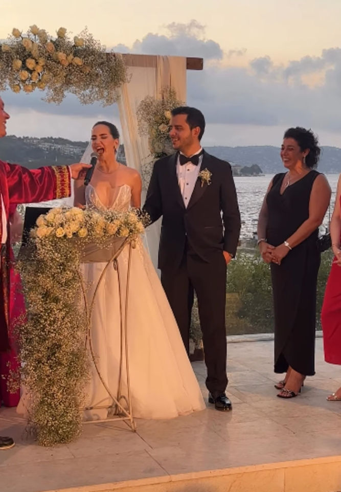 Çocukluk aşkıyla evlendi
