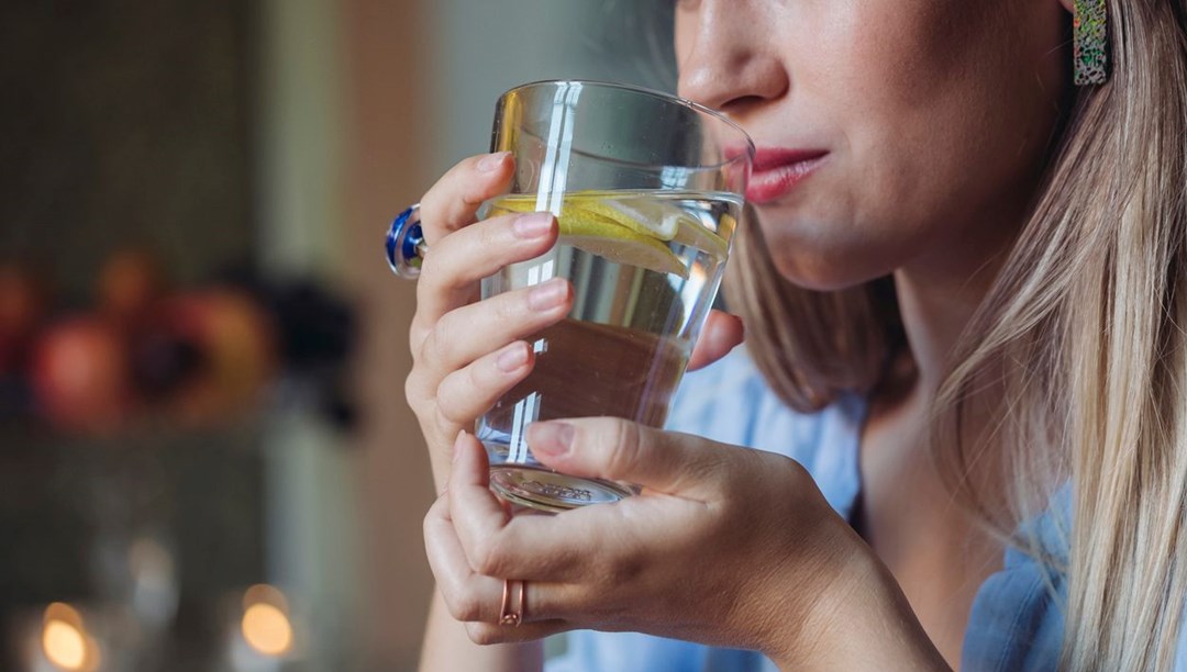 Harvardlı uzman açıkladı: Limonlu su gerçekten sağlığa faydalı mı?