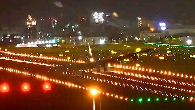 Havalimanında korkutan anlar: Uçağın kanadı piste sürttü, kıvılcımlar saçıldı