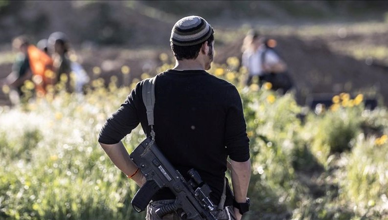 İsrailli yerleşimciler, Filistinlilerin arazi ve araçlarını yaktı