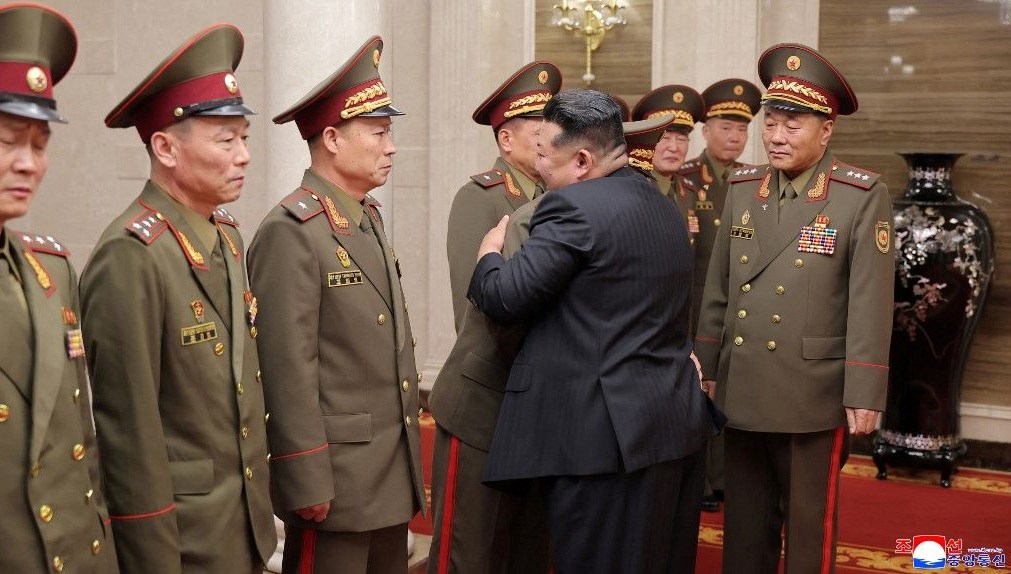 Kim Jong Un, Rusya’da savaşan askerlerle buluştu: “Ordumuz gerekeni yapıyor”