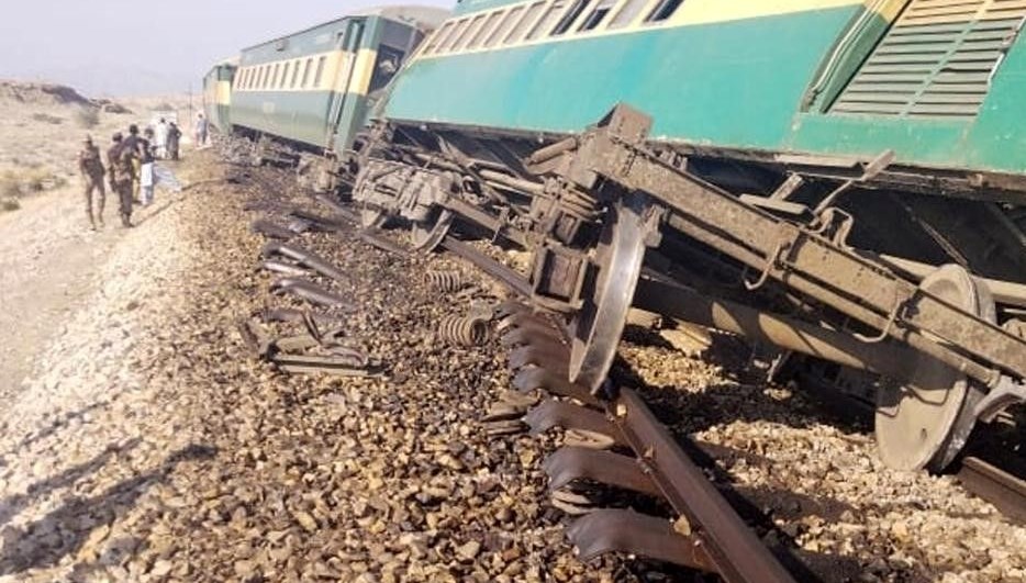 Pakistan’da tren raydan çıktı: 1 ölü, 33 yaralı