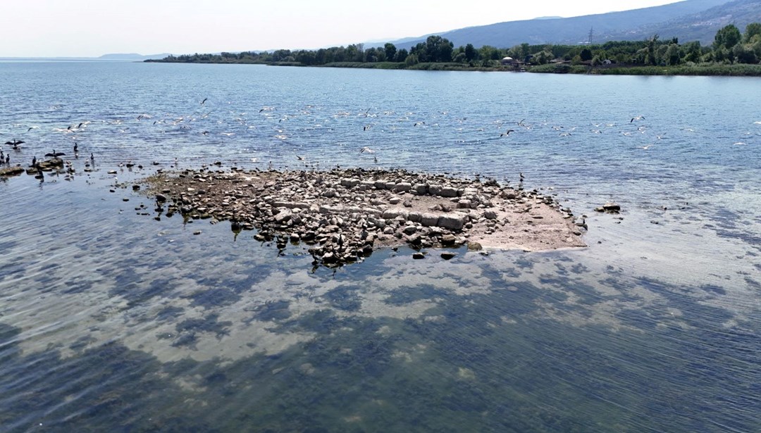 Sapanca Gölü’nde sular çekilince tarihi kilise ortaya çıktı