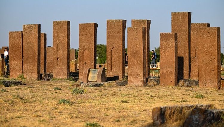 Selçuklu Meydan Mezarlığı’na ziyaretçi akını