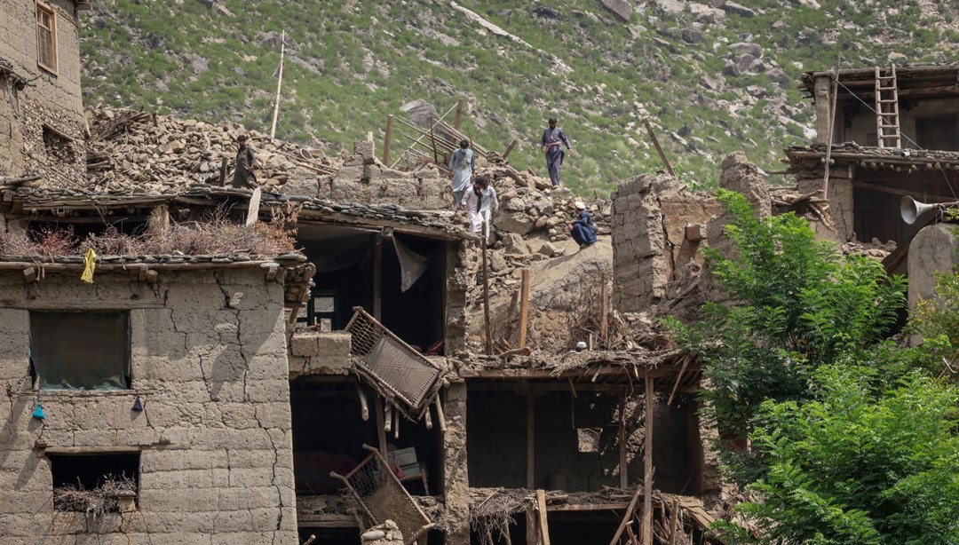 Afganistan’da çifte deprem: Komandolar havadan indirildi
