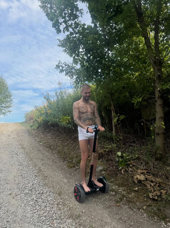 iç çamaşırıyla scooter sürdü