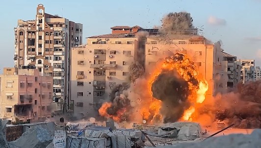 İsrail, Gazze’de Filistinlilerin sığındığı binayı vurdu